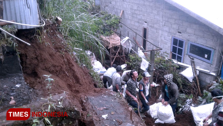 Warga kerja bakti pasca bencana tanah lonsor di Desa Pejawaran. (FOTO: Muchlas Hamidi/TIMES Indonesia)
