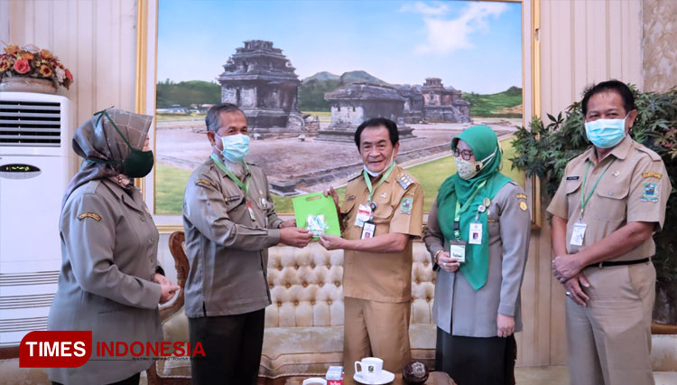 Bupati Banjarnegara Budhi Sarwono menerima sertifikat Kentang Lampeng Banjarnegara. (FOTO: Diskominfo for TIMES Indonesia)
