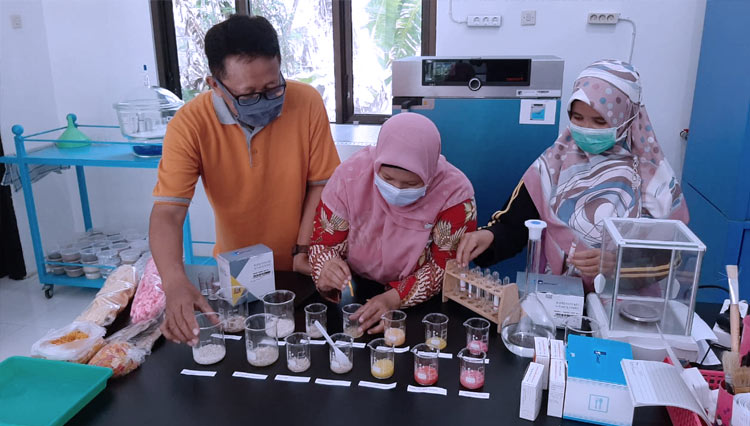 Petugas DKPP saat uji Rapid Test makanan pada pangan segar asal tumbuhan. (FOTO: Kominfo Kabupaten Kediri)