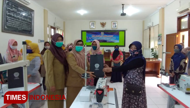 Suasana hari kedua pembinan dan pelatihan ketrampilan menjahit warga binaan sosial dan eks klien Dinas Sosial Pemberdayaan Perempuan dan Perlindungan Anak Kabupaten Tuban (29/09/2020) (Foto: Ahmad Istihar/TIMES Indonesia) 