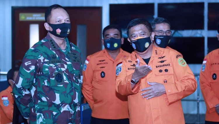 Kepala Staf TNI Angkatan Udara Marsekal TNI Fadjar Prasetyo saat mengunjungi Badan Nasional Pencarian dan Pertolongan (Basarnas). (FOTO: Antara)