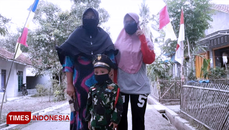 Anak kampung bercita-cita ingin menjadi prajurit TNI, adalah Faturohman Margono (4), anak Dukuh Cilahar, Desa Pangebatan, Kecamatan Bantarkawung datang di lokasi TMMD Reguler 109 di Kabupaten Brebes, Jawa Tengah. (FOTO: A