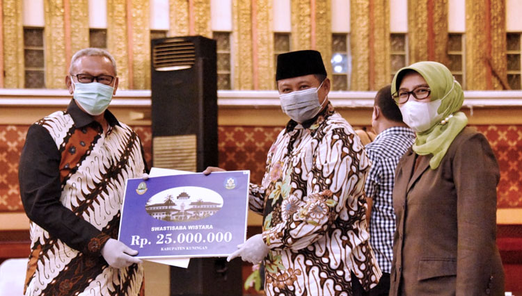 Wagub Jabar Uu Ruzhanul Ulum menyerahkan penghargaan Kabupaten/Kota Sehat Tahun 2019 kepada 17 daerah di Jabar, di Bale Asri Pusdai, Kota Bandung, Selasa (29/9/20). (Foto: Humas Jabar for TIMES Indonesia)