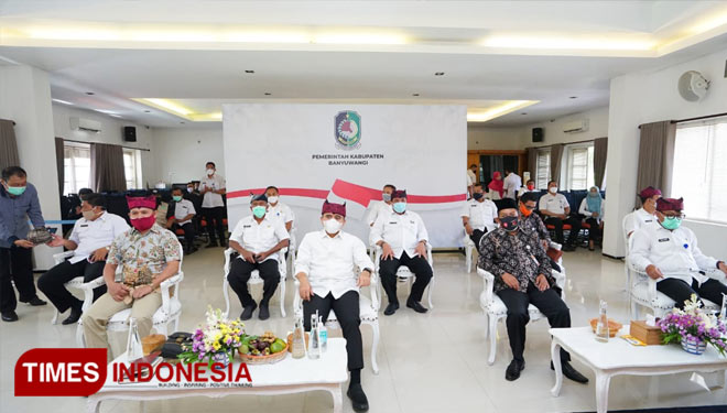 Bupati Banyuwangi Abdullah Azwar Anas bersama para ASN. (Foto: Rizki Alfian/ TIMES Indonesia)