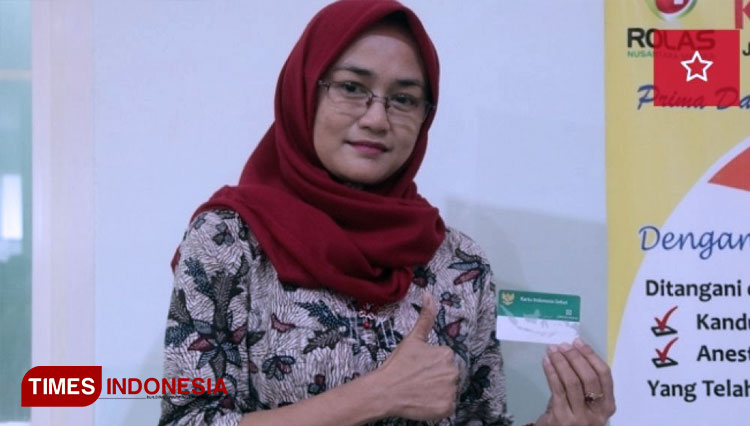 Dewi Qomarimasari mendampingi ibunya cuci darah dengan menggunakan Program JKN-KIS. (FOTO: AJP TIMES Indonesia)