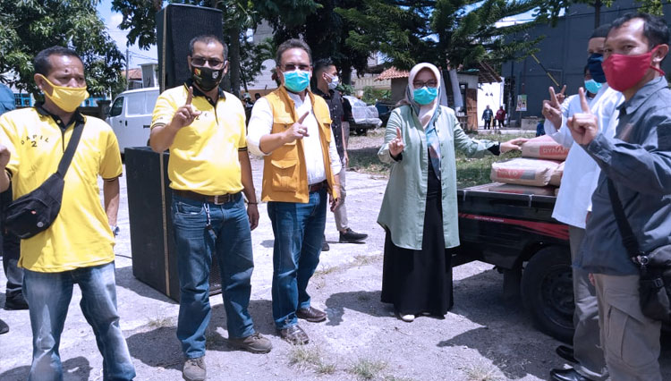 Cabup Bandung dari Partai Golkar Kurnia Agustina Naser (baju hijau) saat kampanye di Kecamatan Margaasih, Kabupaten Bandung, Rabu (30/9/20). (FOTO: Tim NU for TIMES Indonesia)