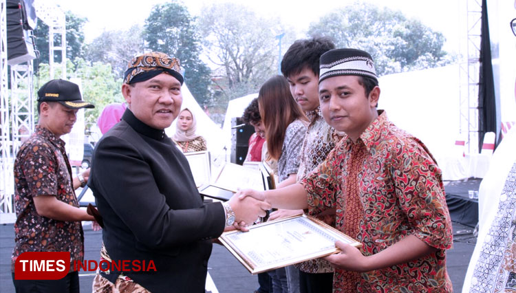 M. Muzaky Al Amin, saat menerima penghargaan Juara 1 Lomba Komik Tingkat Nasional yang di Selenggarakan oleh Kemendagri. (FOTO: M. Muzaky Al Amin For TIMES Indonesia).
