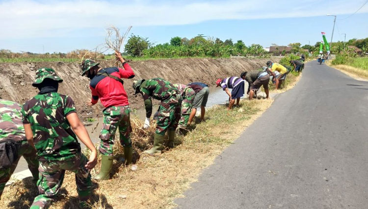 TMMD Kodim 0816/ Sidoarjo melakukan penggalian tanah sepajang 100 meter dari arah Kedungkembar sampai Desa Simpang, Selasa (29/09/2020). (FOTO: AJP TIMES Indonesia)
