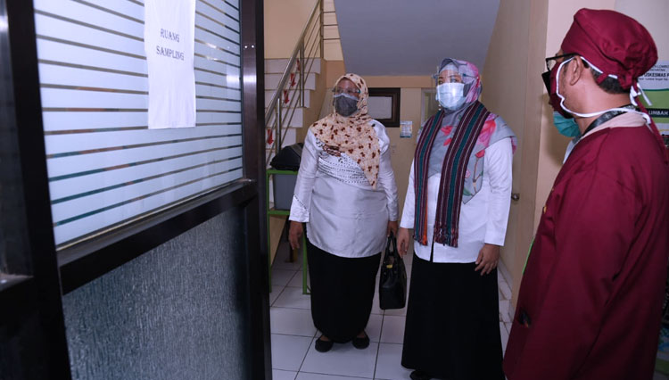 Wakil Gubernur NTB Sitti Rohmi Djalillah saat mengunjungi Puskesmas Praya, Kabupaten Lombok Tengah. (Foto: Humas Pemprov NTB)