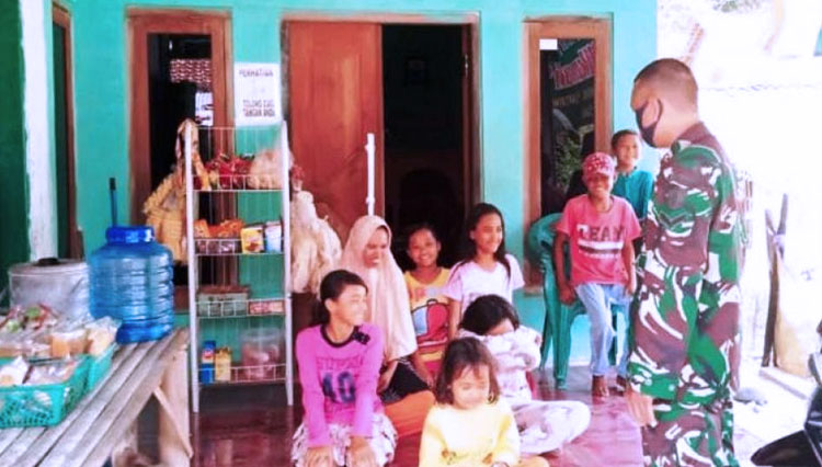 Sertu Sugeng Widodo, anggota Tim Jurnalis TMMD Reguler 109 Kodim 0713 Brebes, yang terus mendengungkan patuh Protokol Kesehatan (Prokes), kepada warga desa sasaran TMMD (FOTO: ajp.TIMES Indonesia)