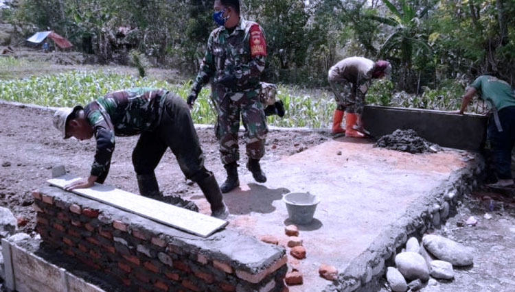 Pekerjaan plat duiker ketiga di jalan TMMD Reguler 109 Kodim 0713 Brebes, di titik 1,8 kilometer dari panjang jalan TMMD 2,2 kilometer. (FOTO: AJP TIMES Indonesia)