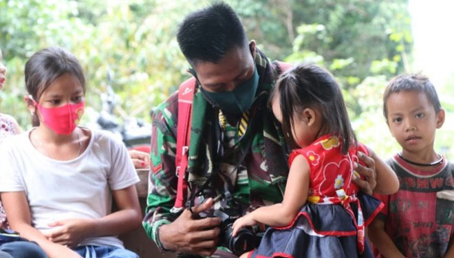 Keceriaan Anak-Anak di Desa Tirta Karya Saat Bersama Kopda Riyan Anggota Satgas TMMD 109 Kodim Sintang