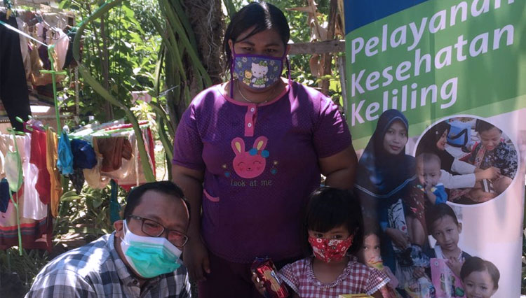 Pihak PT Angkasa Pura I (Persero) Bandara Juanda Surabaya saat menyerahkan bantuan gizi kepada ibu hamil dan balita di Kecamatan Sedati, Kamis (1/10/2020). (Foto: Dok. Angkasa Pura I)