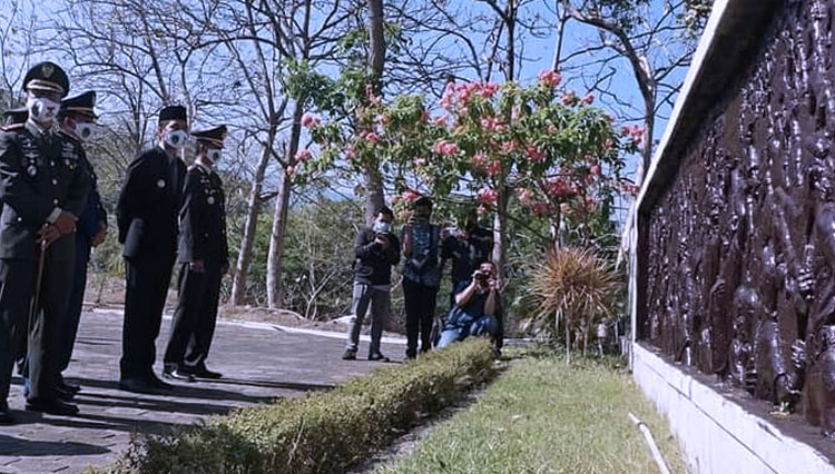 Bupati Madiun dan forpimda melihat relief sejarah Monumen Kresek usai upacara Hari Kesaktian Pancasila. (Foto: Humas Pemkab Madiun/TIMES Indonesia)