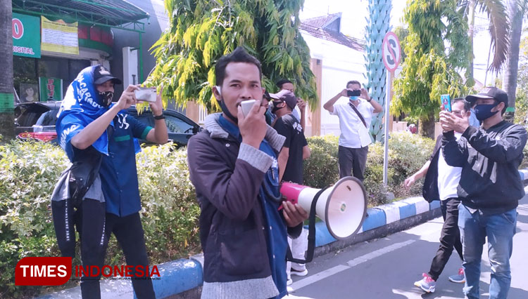 Aksi damai DPC Sarbumusi di depan Kantor DPRD Jombang (FOTO: Rohmadi/TIMES Indonesia)