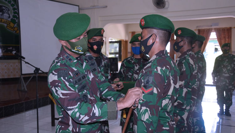 Dandim 0824 Jember Letkol Inf La Ode M. Nurdin menyematkan pangkat baru kepada prajurit Kodim 0824 Jember, Kamis (1/10/2020). (Foto: Humas Kodim Jember for TIMES Indonesia)
