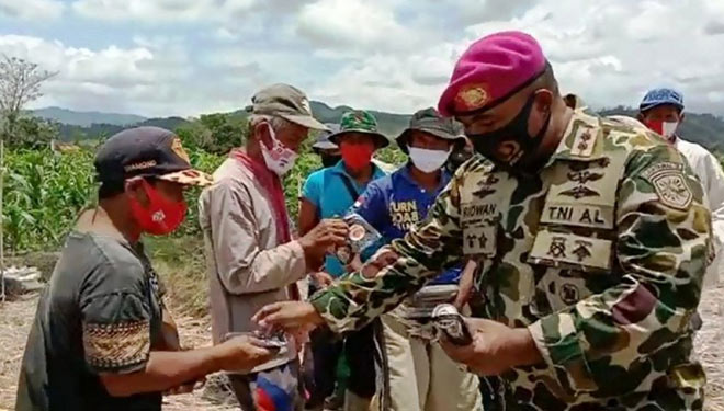 Danlanal Tegal, Letkol Marinir Ridwan Azis, juga membagikan puluhan masker kepada warga Kalinusu yang hadir ke lokasi pekerjaan pembangunan infrastruktur jalan TMMD Reguler 109 Kodim 0713 Brebes.