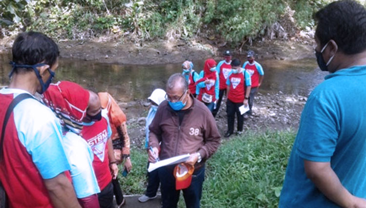 Dinkes Jatim bersama tim penilai terjun ke lokasi melakukan verifikasi ODF, Kamis (1/10/2020). (foto: Dok.Dinkes Jatim) 