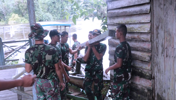 Gotong Rotong Angkat Kayu pada Pelaksanaan TMMD 109/Sintang.