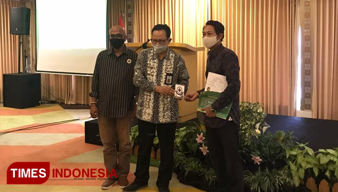 Suasana ketika penyerahan stiker verifikasi protokol kesehatan Covid-19 (Foto: Manajer Operasional Java Villas dan Joglo Mandapa for TIMES Indonesia) 