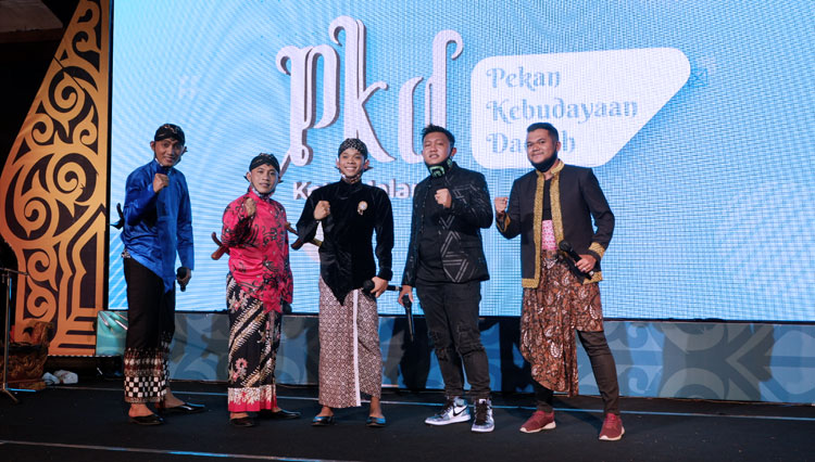 Denny Caknan dan Cak Percil feat Guyon Waton di acara Pekan Kebudayaan Daerah (PKD) Disdikbud Kota Malang. (Foto: Naufal Ardiansyah/TIMES Indonesia)
