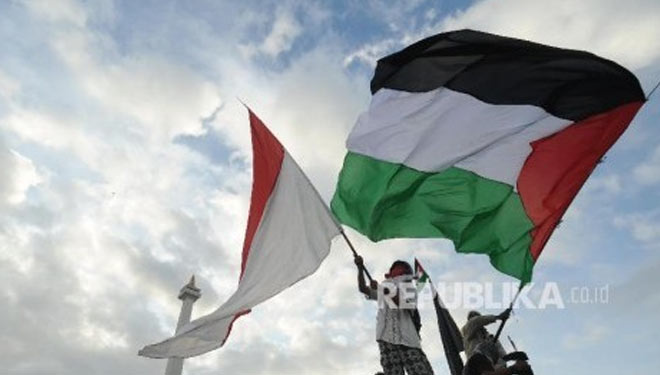 Masyarakat Indonesia mengibarkan Bendera Indonesia dan Palestina sebagai bentuk dukungan kepada Negara Palestina. (Foto: republika) 
