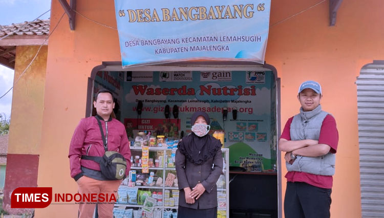 Patriot Desa bersama pengurus BUMDes, di Desa Bangbayang, Kecamatan Lemahsugih, Kabupaten Majalengka. Foto: Jaja Sumarja/TIMES Indonesia