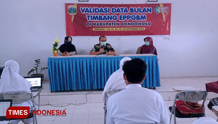 Proses entry data balita, melalui e-PPGBM (elektronik-Pencatatan dan Pelaporan Gizi Berbasis masyarakat) di Dinas Kesehatan didampingi GAIN (FOTO: Moh Bahri/TIMES Indonesia)