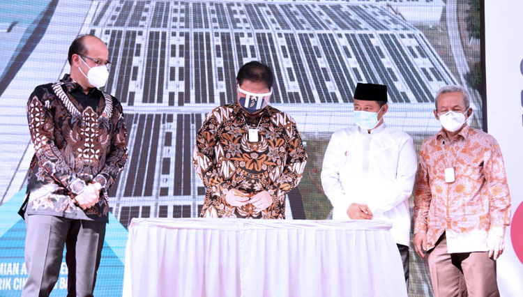 Wagub Jabar Uu Ruzhanul Ulum mendampingi Menko Bidang Perekonomian Airlangga Hartarto dalam peresmian atap solar panel. (FOTO: Humas Jabar for TIMES Indonesia)