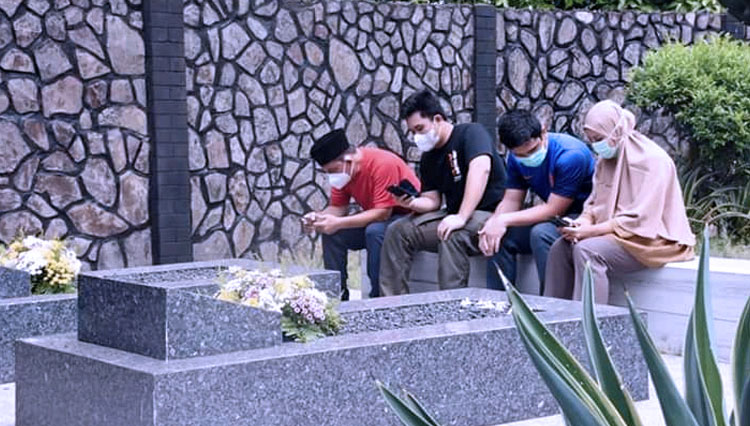 Wali Kota Lubuklinggau, H SN Prana Putra Sohe ziarah ke makam kedua orang tua di temani istri beserta kedua anaknya. (Foto: Dok Pribadi Wali Kota Lubuklinggau)