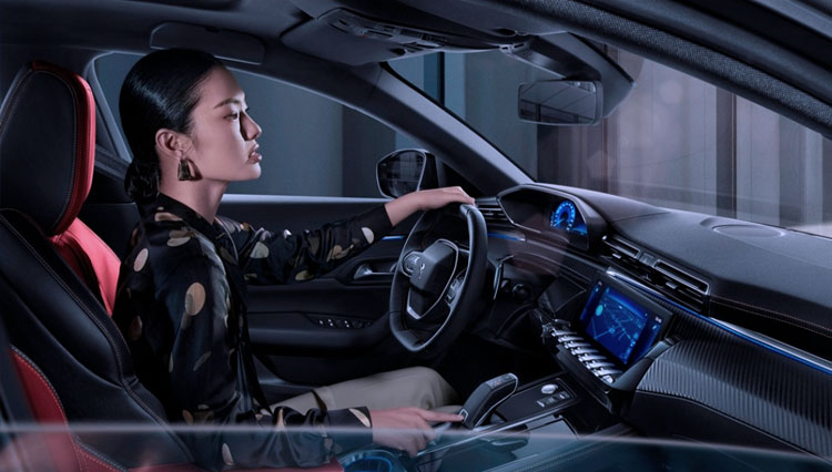 Model menaiki salah satu keluaran tergress Peugeot di Beijing International Automotive Exhibition 2020. (FOTO: Dok. Peugeot) 