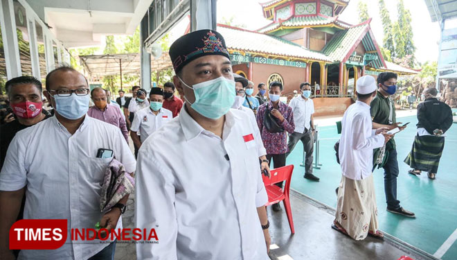 Eri Cahyadi mengenakan songkok spesial Masjid Cheng Hoo Surabaya, Jumat (2/10/2020). (Foto: Ammar Ramzi/Times Indonesia)