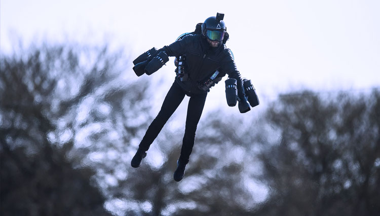Richard Browning, pendiri Gravity Industries melakukan uji coba jet suit di area pegunungan Lake District, Inggris. (Foto: Gravity Industries)