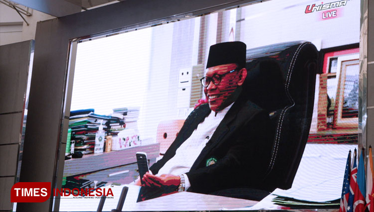 Rektor Unisma Prof Dr H Maskuri, M.Si melakukan video call dengan perwakilan mahasiswa baru. (Foto: Naufal Ardiansyah/TIMES Indonesia)