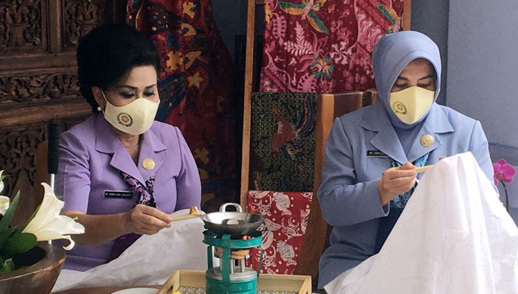  Ketua Umum (Ketum) Dharma Pertiwi Ny. Nanny Hadi Tjahjanto saat membatik dalam rangka Hari Batik Nasional, Jumat (2/10/2020). (FOTO: Puspen TNI)