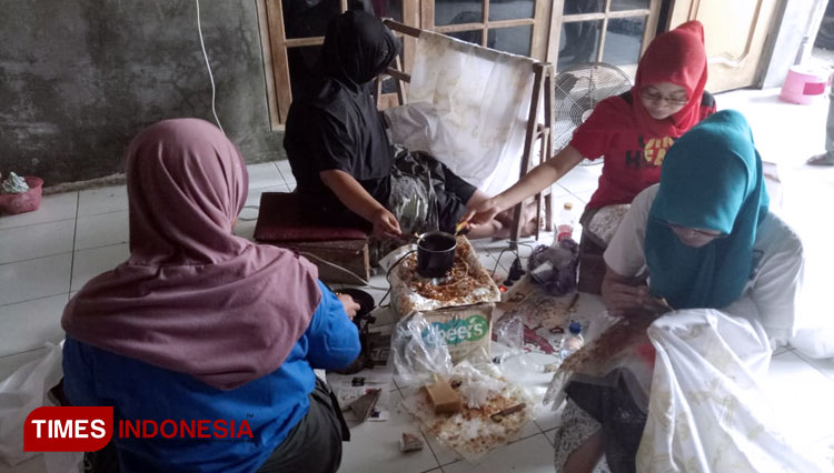 Para pebatik dengan kreatif yang siap bangkit dan mengembalikan kejayaan batik khas Ponorogo. (FOTO: Evita/Times Indonesia)