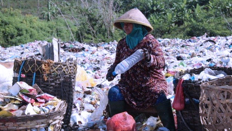 Pemulung sampah di TPA Jatibarang, Semarang saat memilah sampah. (Foto: Eko Santoso for TIMES Indonesia)