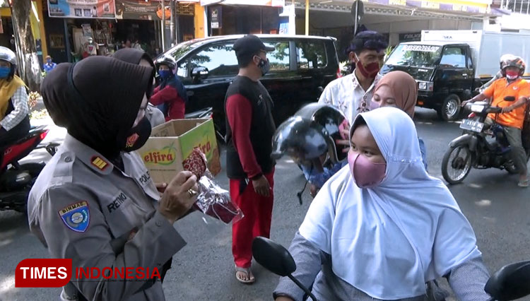 Polwan Polresta Probolinggo bagikan masker batik pada pengendara. (FOTO: Happy/TIMES Indonesia)