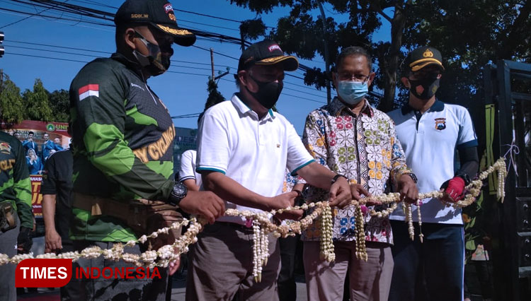 Bupati Lamongan, Fadeli, didampingi rektor Unisla, Kapolres serta Dandim 0812 Lamongan, meresmikan Unisla sebagai kampus tangguh, Sabtu (3/10/2020). (FOTO: MFA Rohmatillah/TIMES Indonesia)