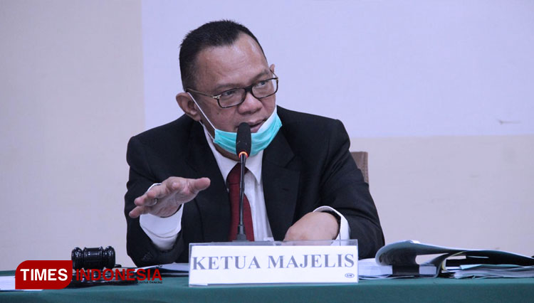Anggota DKPP Alfitra Salamm saat memimpin sidang dugaan pelanggaran kode etik penyelenggara pemilu di Kantor Bawaslu Provinsi NTB. (FOTO: Hasbullah/TIMES Indonesia)