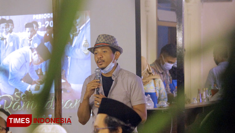 Anggota DPRD Jatim Mohammad Nasih Aschal atau Ra Nasih memberikan sambutan launching kafe RJ Veio. (FOTO: Doni Heriyanto/TIMES Indonesia)