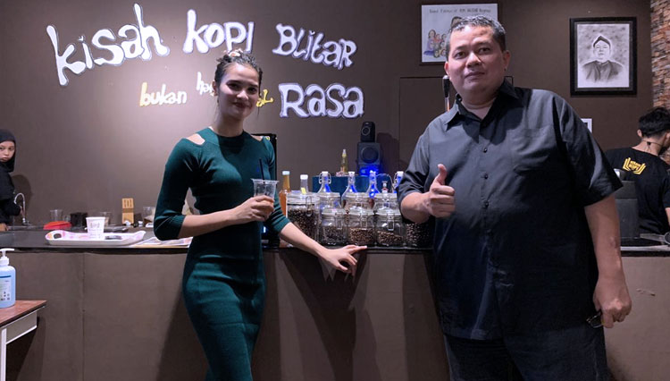 Selebgram Blitar, Rara Alzahra bersama Owner Kisah Kopi Blitar mencicipi Kopi saat Grand Opening Kisah Kopi Blitar, Minggu (4/10/2020). (Foto: Kisah Kopi Blitar)