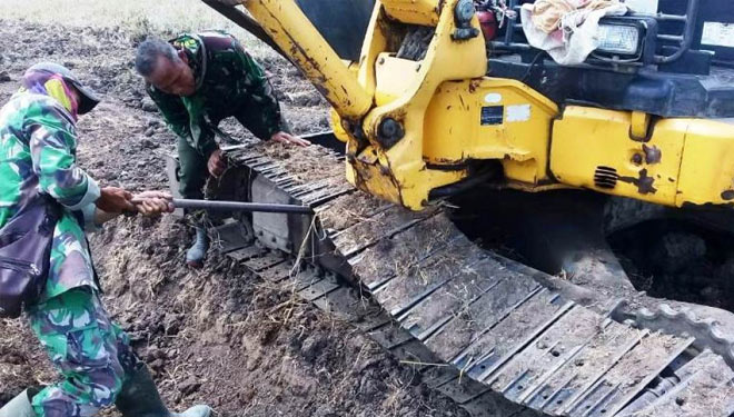 Salah satu kendala pembangunan akses jalan 2,2 kilometer lebar 4-6 meter di lokasi TMMD Reguler 109 Brebes, di Desa Kalinusu, Kecamatan Bumiayu, Kabupaten Brebes, Jawa Tengah, adalah rusaknya excavator milik Kodim 0713 Brebes karena dipaksa kerja keras.