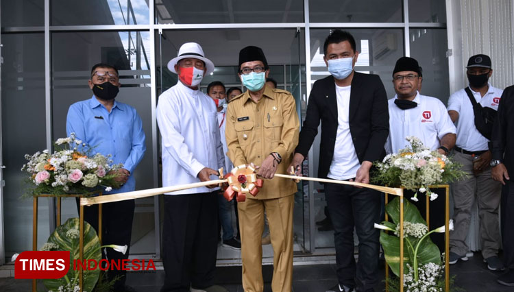 Plt Bupati Jember didampingi Direktur TIMES Indonesia dan Dewan Penasehat TIMES Indonesia Biro Jember meresmikan kantor TI Biro Jember, Senin (5/10/2020). (Foto: Ammar Ramzi/TIMES Indonesia)