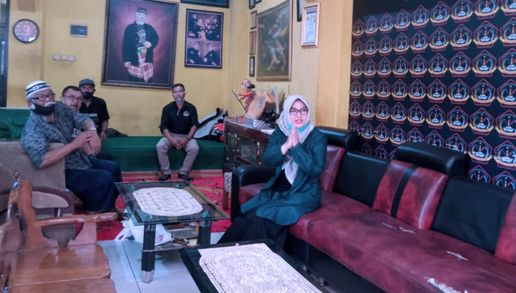 Calon bupati Bandung Kurnia Agustina saat melakukan pertemuan dengan tokoh seni dan paguron pencak silat. (FOTO: Tim NU Pasti Sabilulungan)