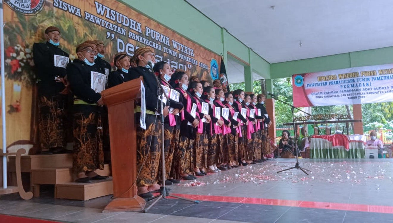 DPD Permadani Lamongan mewisuda 40 siswa yang telah lulus kursus panatacara dan pamedhar sabda. (FOTO: Permadani Lamongan for TIMES Indonesia)
