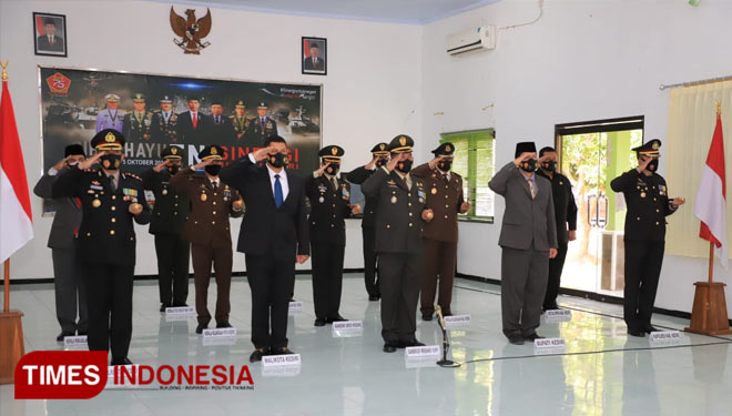 TNI POLRI dan Forkopimda saat memberi penghormatan saat upacara HUT TNI ke 75, di Mako Brigif Mekanis Wirayudha Secara Virtual. (Foto/Canda Adisurya)