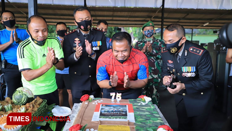 Komandan Kodim 0809 Kediri, Batalyon Mekanis 521 Dadaha Yhuda Kediri bersama Kapolres dan Kapolresta Kediri meniup lilin HUT TNI. (FOTO: Canda Adisurya/TIMES Indonesia)