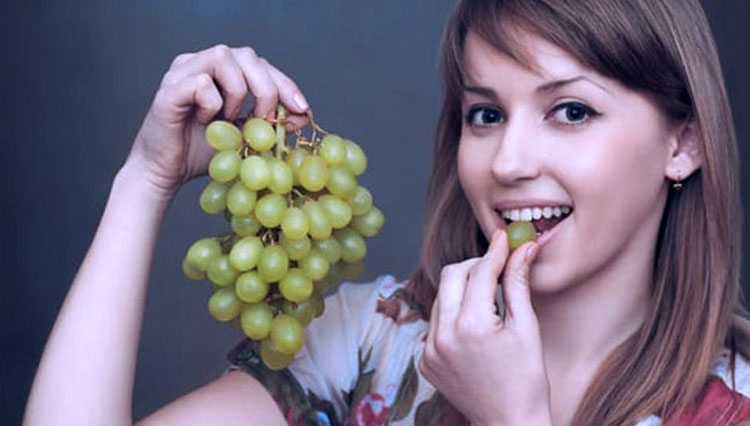 Makan buah anggur. (FOTO: authoritynutrition.com)