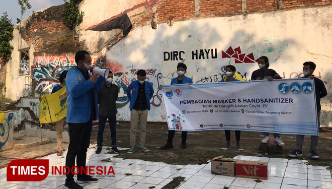 Ramadhan selaku Ketua Umum PC PMII Ciputat menjelaskan bahwa PMII Cabang Ciputat saat memimpin kegiatan sosial bagi bagi Masker dan Handsanitizer kepada masyarakat kurang mampu (foto: Humas PC PMII Ciputat)
